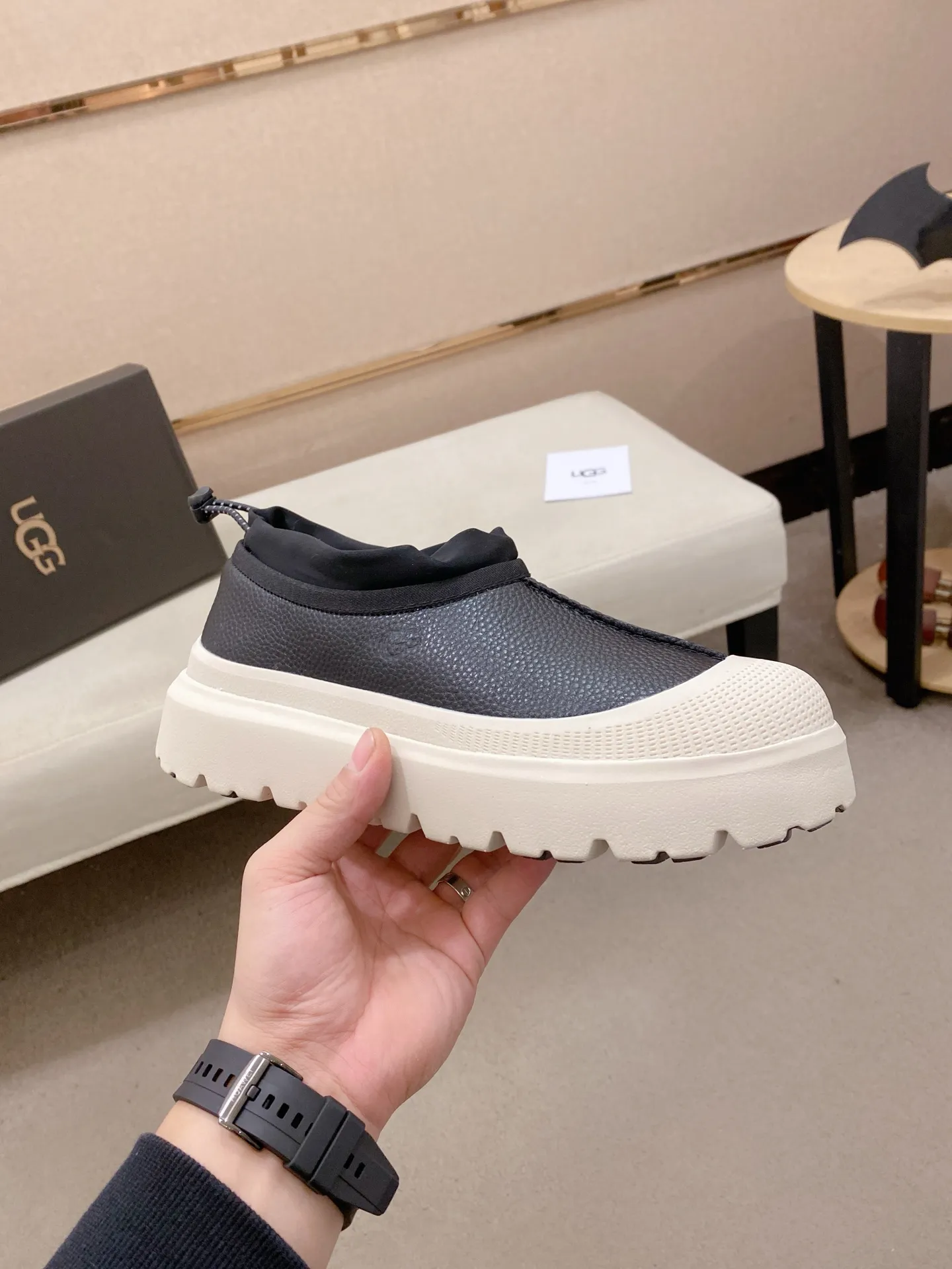 Factory price: 480💰Couple model💏 Same style as Wang Yibo, North American men's shoes Ugg ☃️In the special sale of new high-quality men's shoes snow boots in autumn and winter, the nemesis of extreme cold weather! Made of cowhide leather, merino wool lining, and original outsole, whether driving, outdoor or daily wear, there is always one that suits you! Male and female size: 35-46.